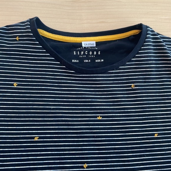 White and navy blue t-shirt *Bundle 3/15$* - Picture 3 of 4